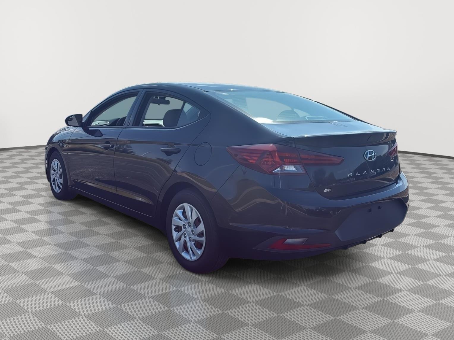 Used 2020 Phantom Black Hyundai SE image 9