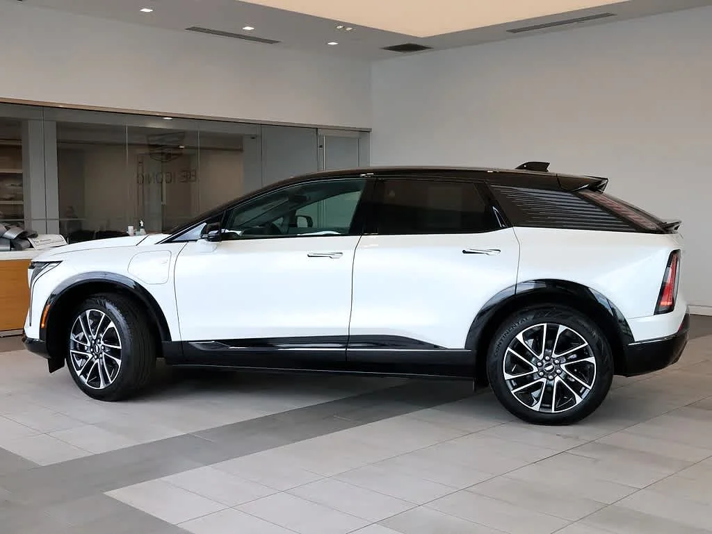 Used 2025 Cadillac OPTIQ Sport 1 with VIN 3GYK3EMR6SS213661 for sale in Libertyville, IL