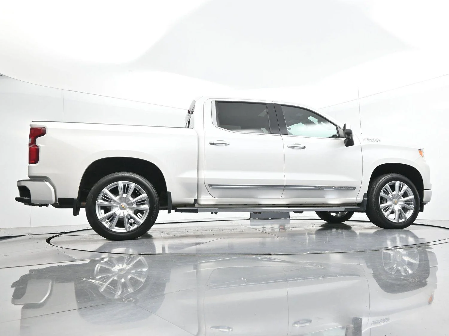 Used 2024 Iridescent Pearl Tricoat Chevrolet High Country image 53