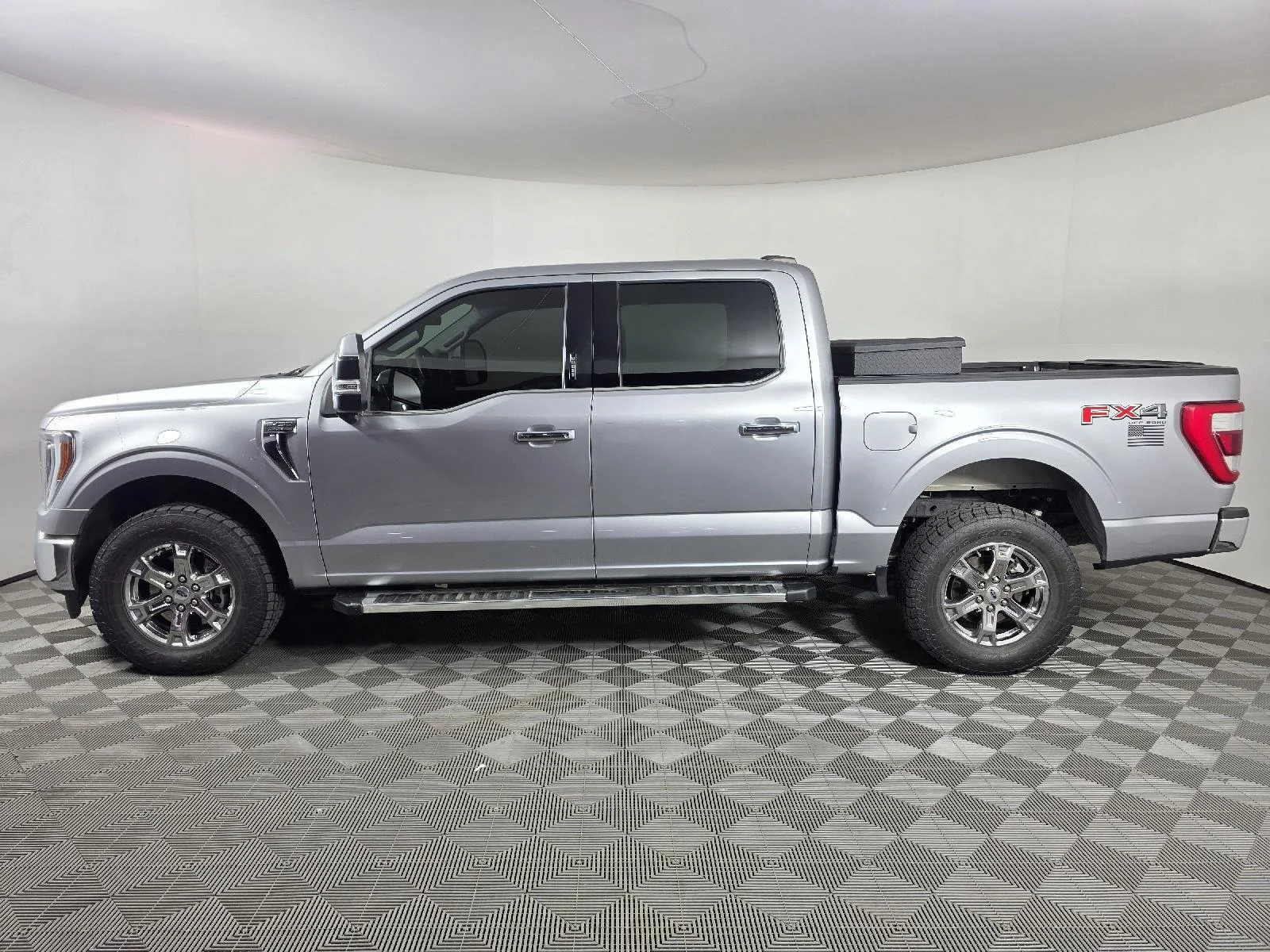 Used 2022  Ford LARIAT image 2