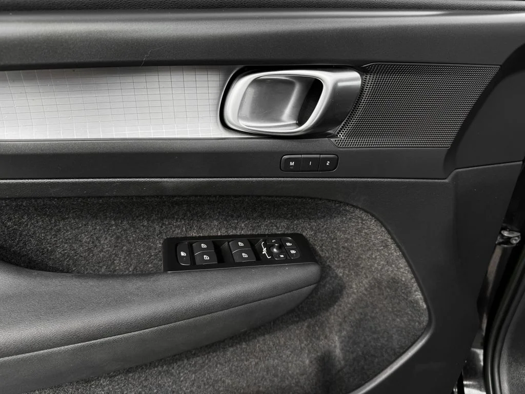 Used 2022 Black Volvo Momentum image 10