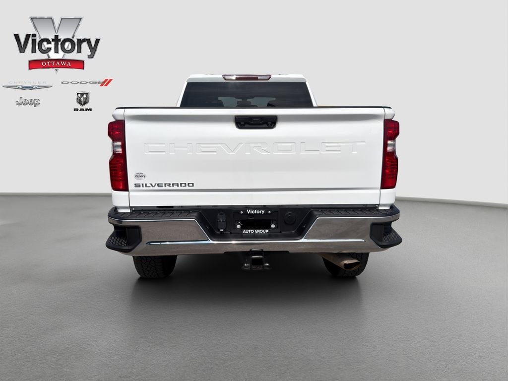 Used 2022 White Chevrolet Custom image 5