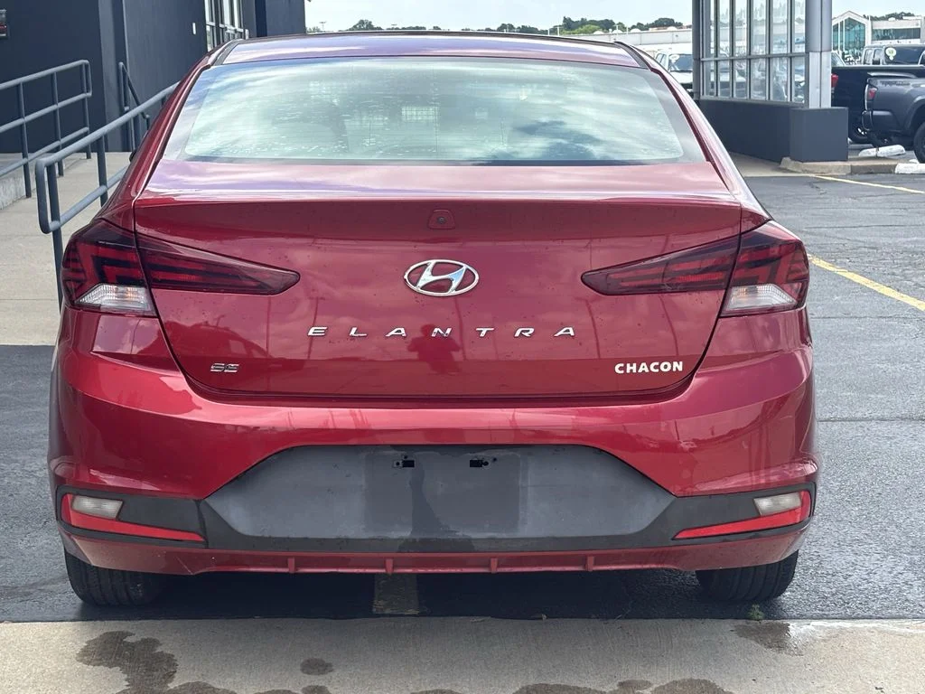 Used 2020 Red Hyundai SE image 8