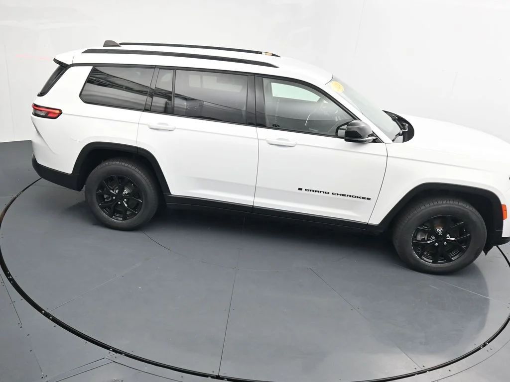 Used 2024 White Jeep Altitude image 27