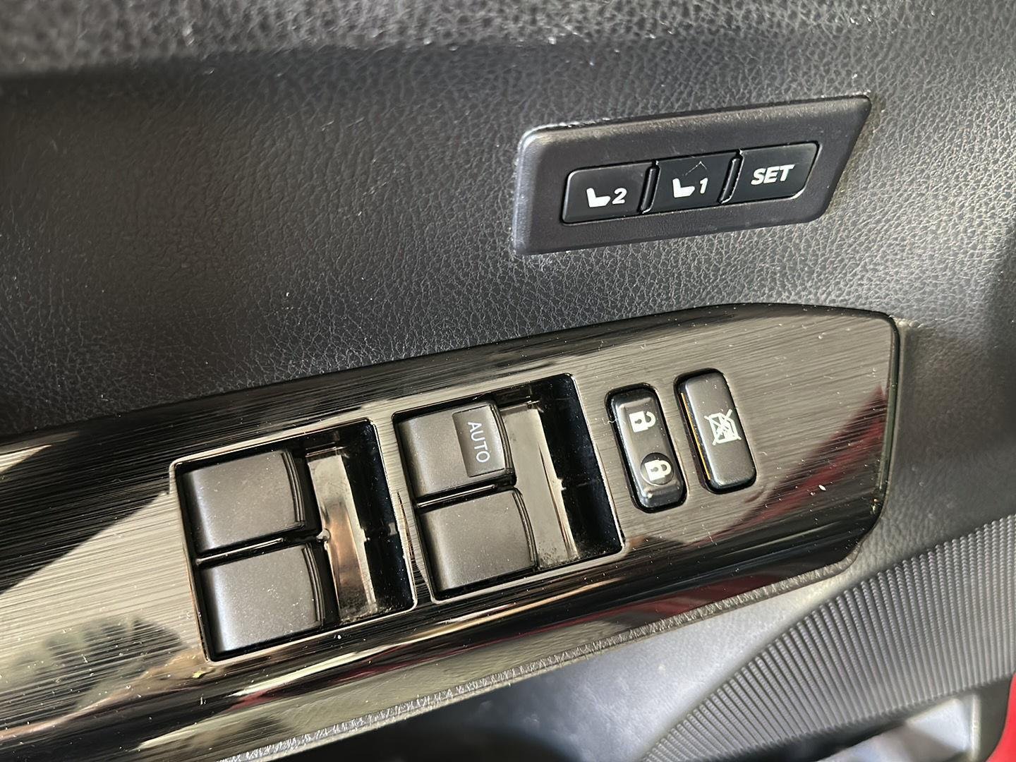Used 2018 Pearl Toyota Limited image 12