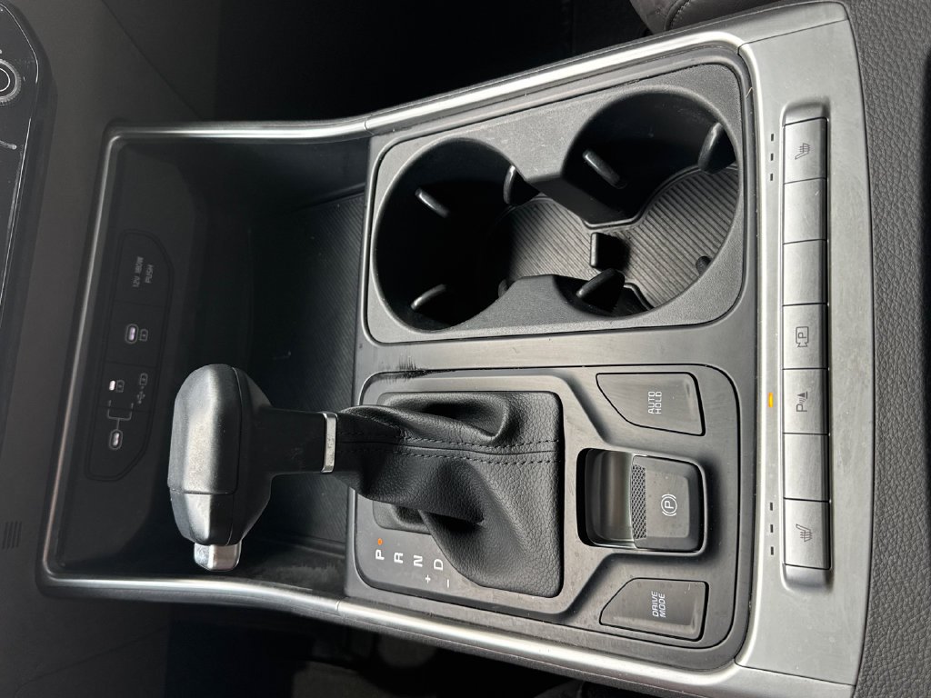 Used 2025 White Kia LXS image 27
