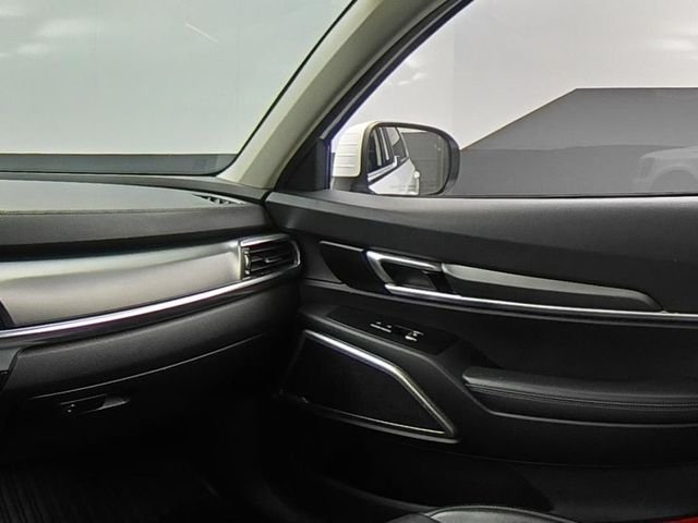 Used 2022 White Kia LX image 40