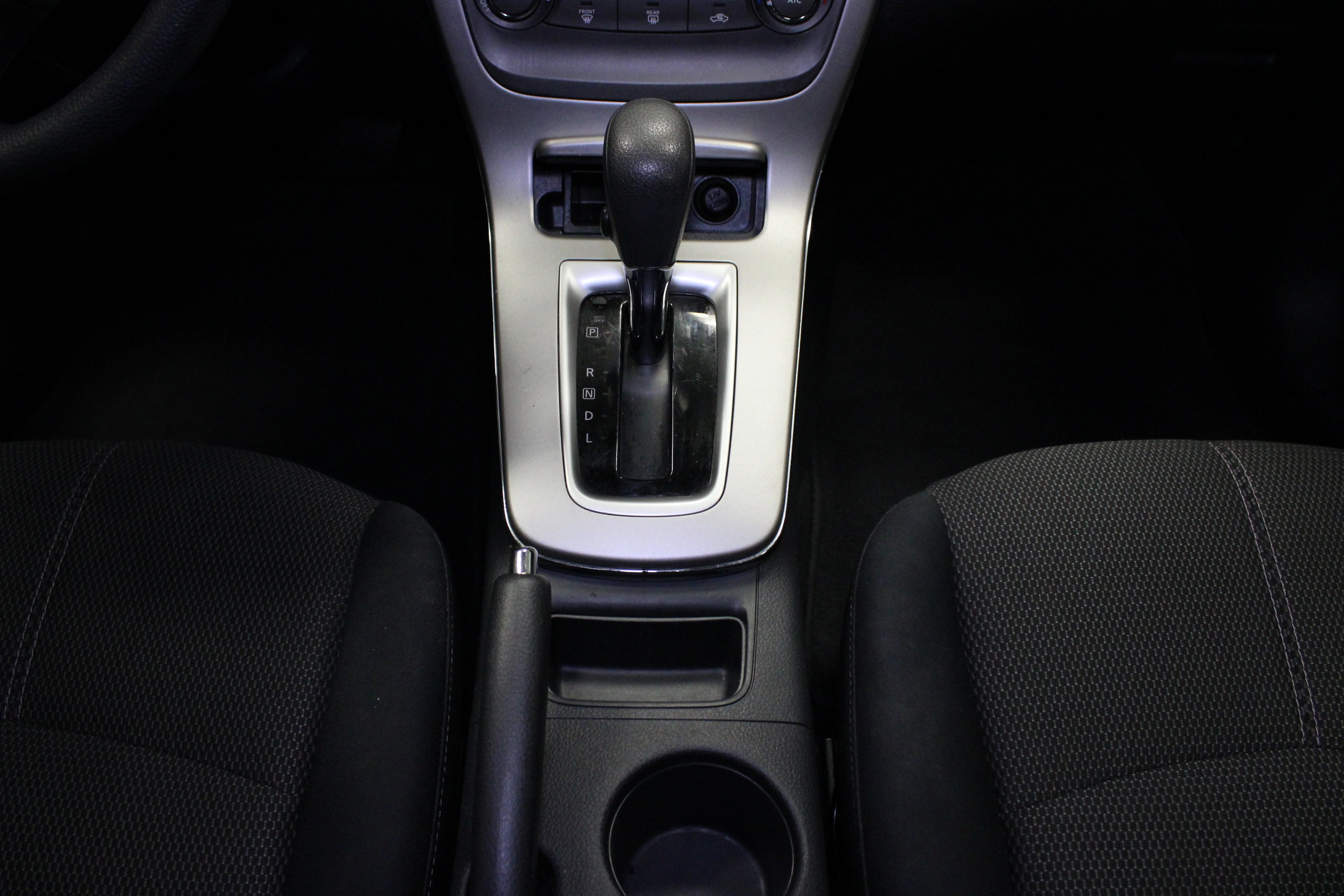 Used 2014 Brilliant Silver Nissan S image 17