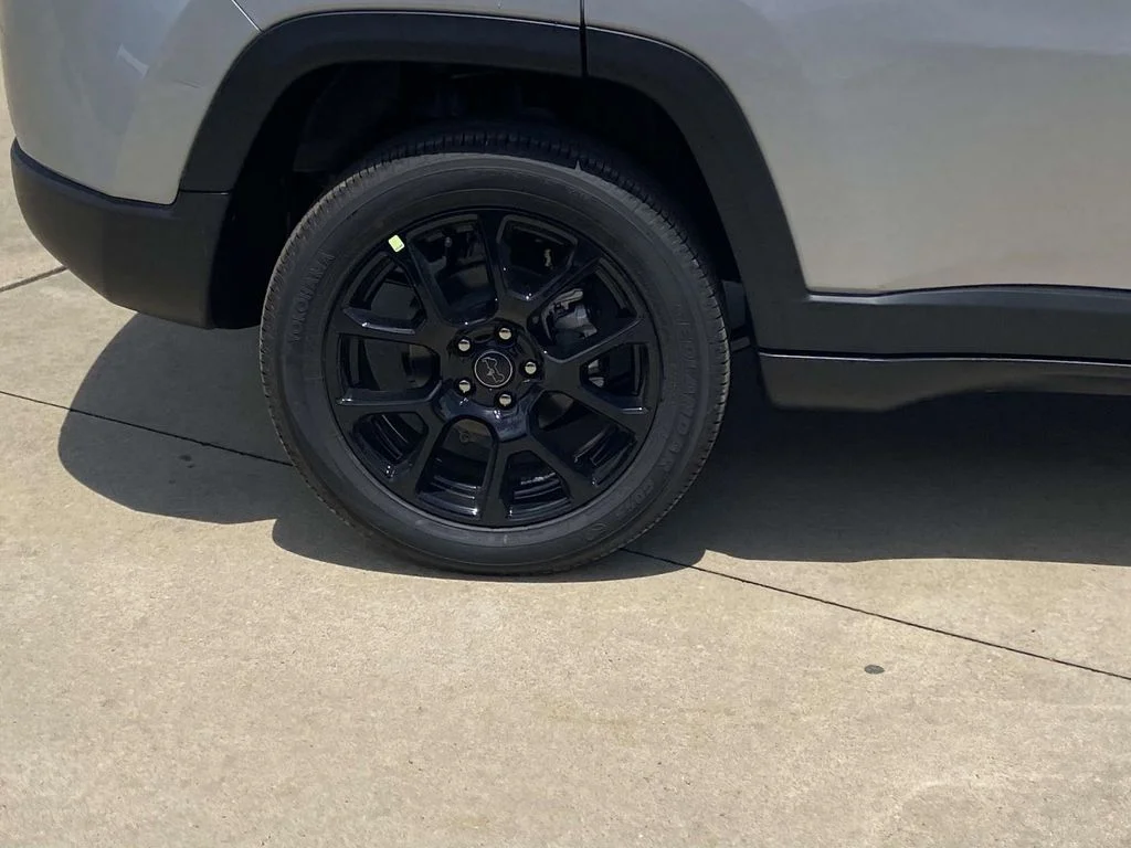 New 2026 Silver Zynith Metallic Clear-Coat Exterior Paint Jeep Latitude Altitude image 7