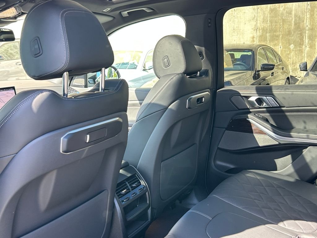 New 2026 Black Sapphire Metallic BMW xDrive40i image 31