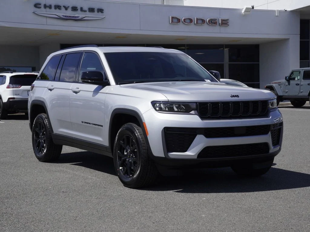 New 2026 Silver Zynith Exterior Paint Jeep Laredo Altitude image 1