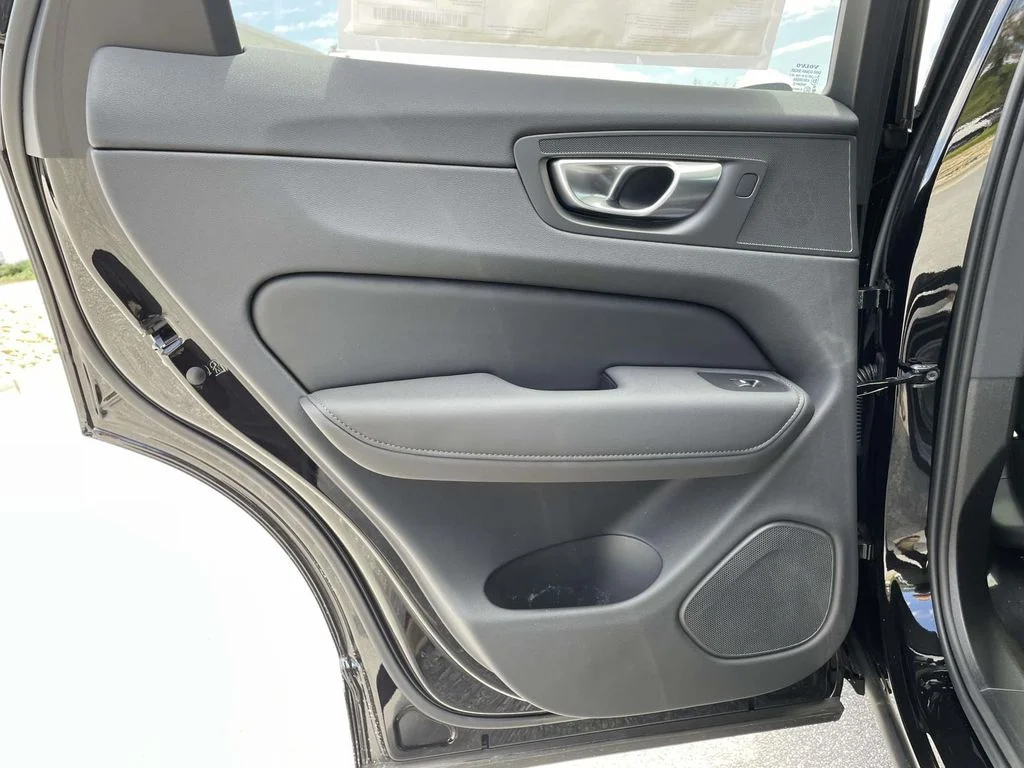 2026 Volvo XC60 Plus - Photo 3