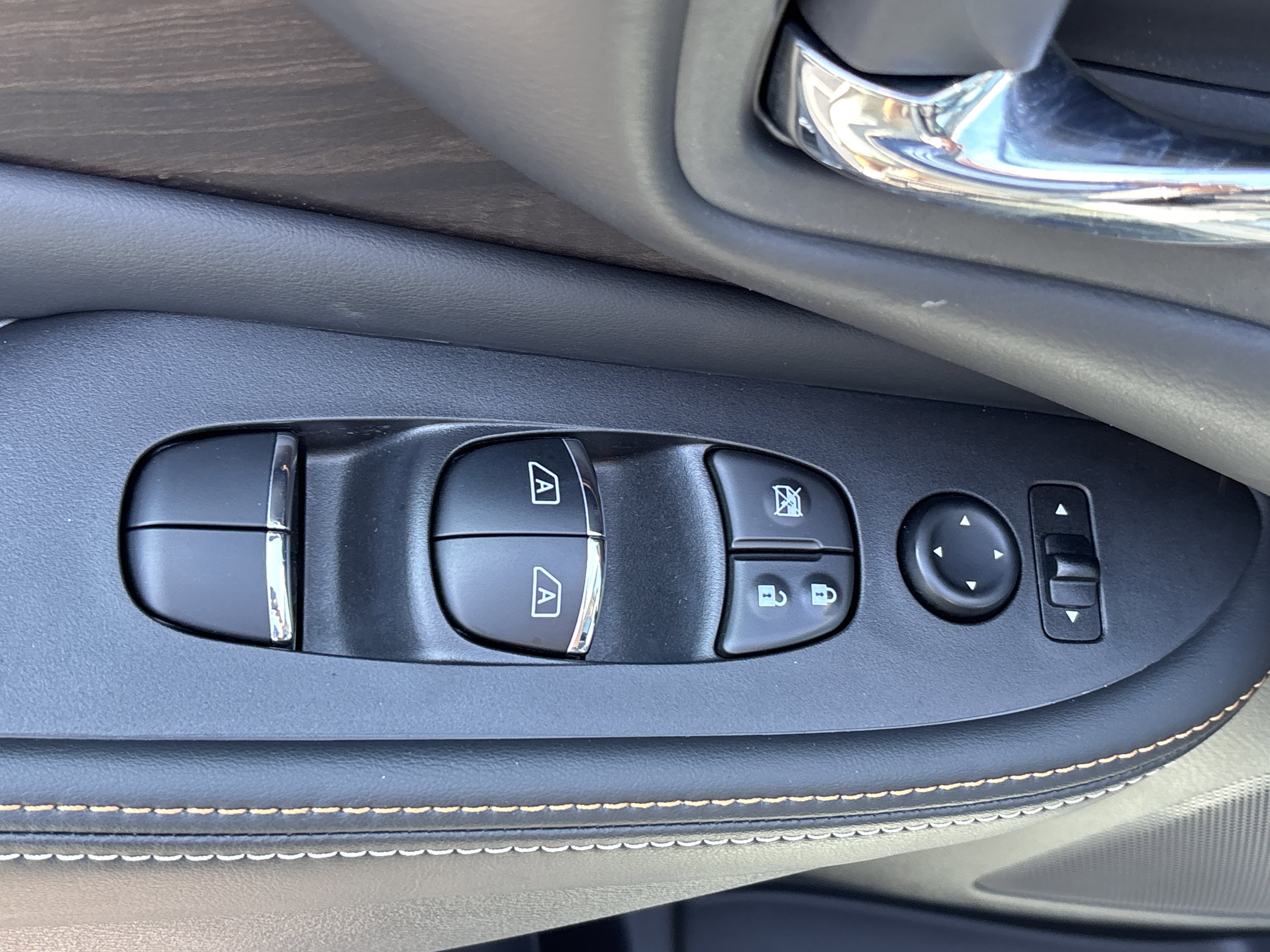 Certified Used 2021 Pearl White Tricoat Nissan Platinum AWD image 23