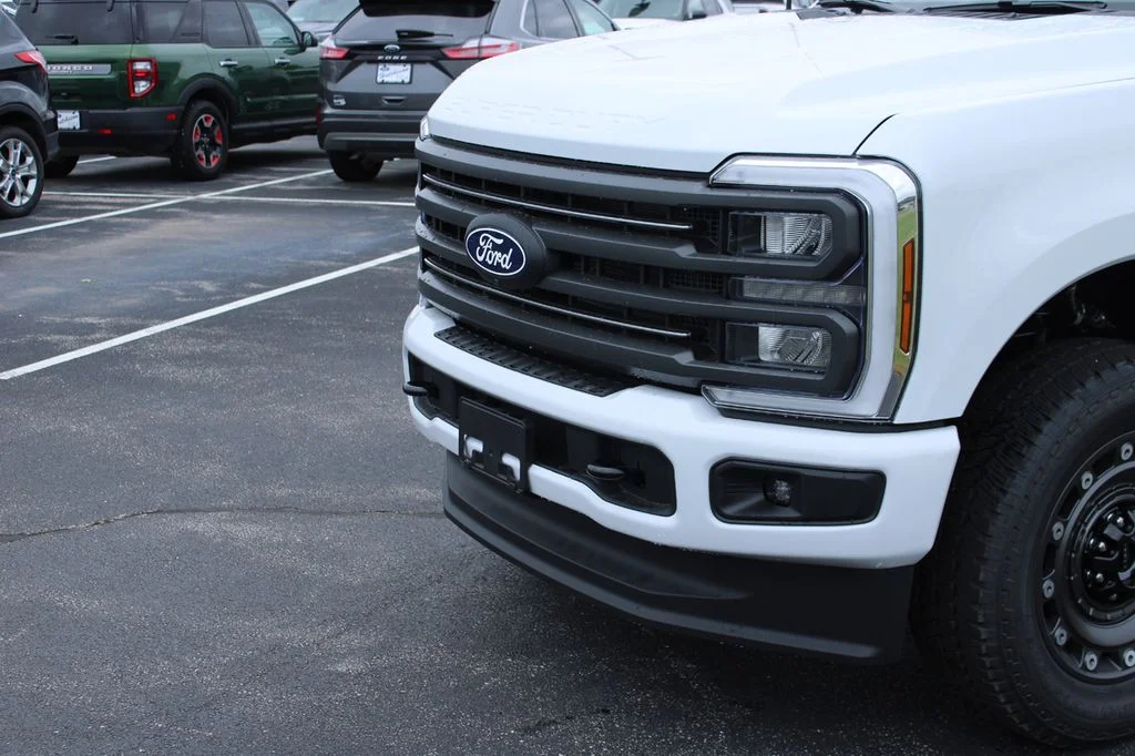 New 2027 Oxford White Ford F-350® XLT image 4