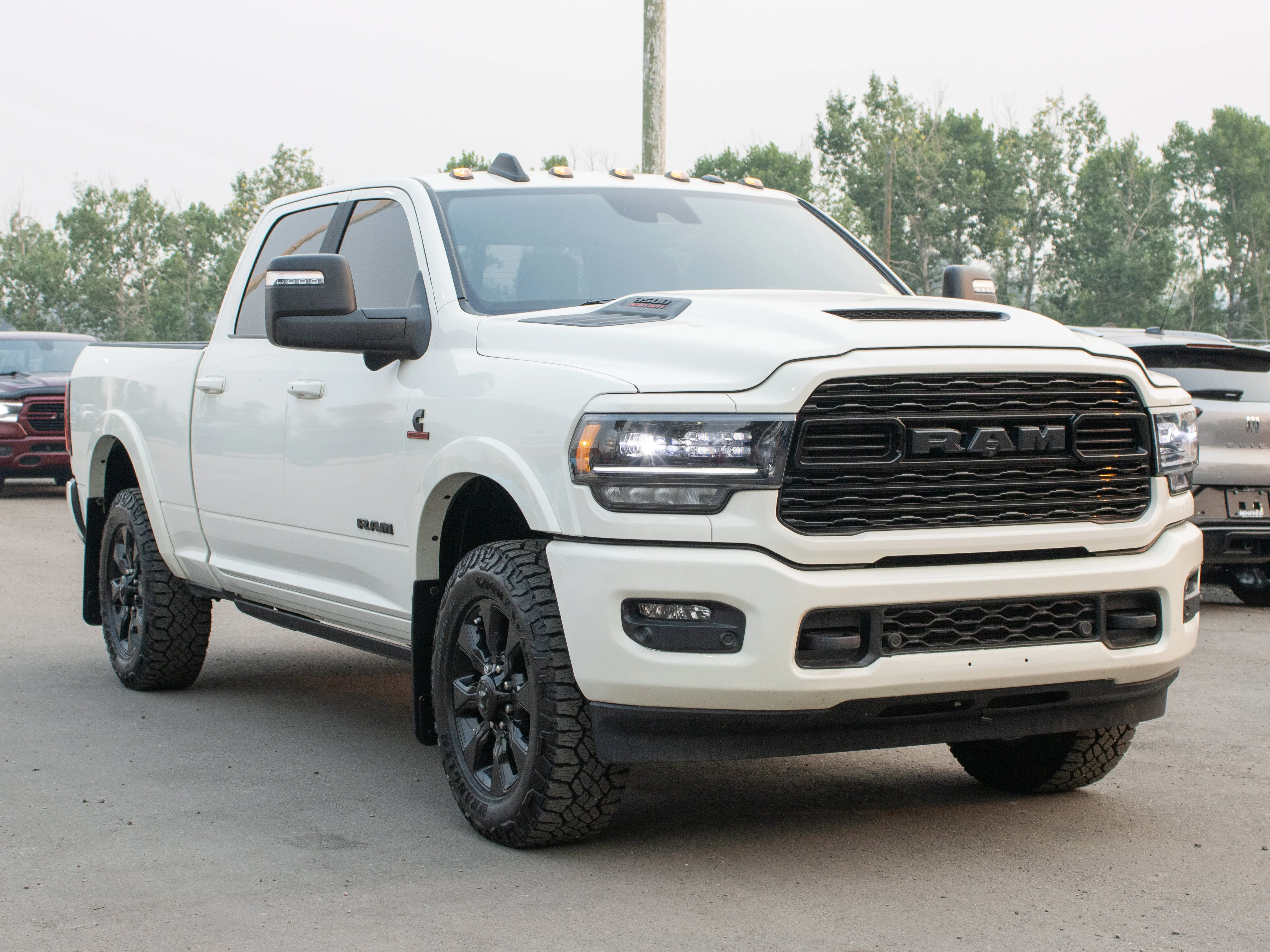 Used 2024 White RAM Limited* Night Edition 4x4 | 6.7L Cummins | Heated & Ventilated Seats | Sunroof | 5th Wheel Prep image 8