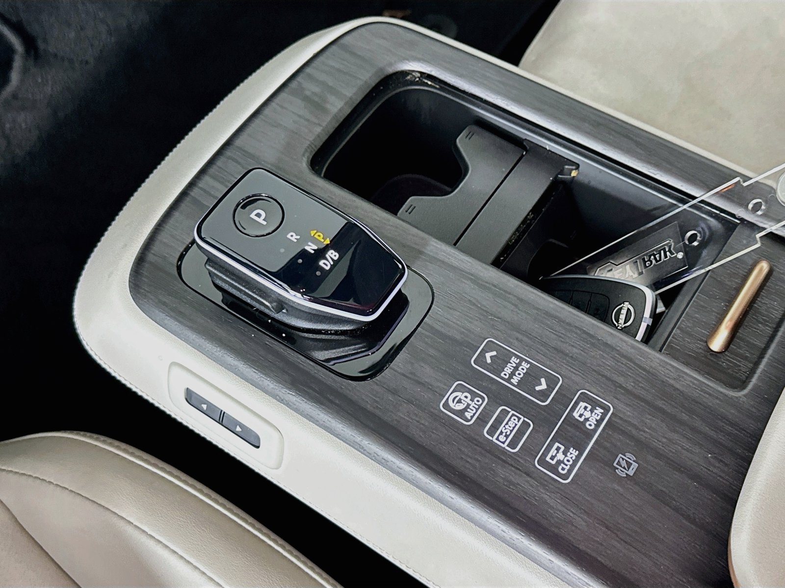 Used 2024 Everest White Pearl Tricoat/Black Diamond Pearl Nissan EMPOWER+ image 17