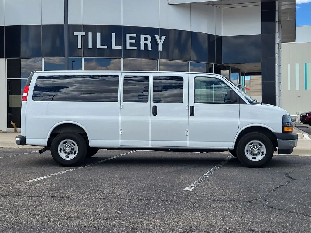 2025 Chevrolet Express 3500 LT Extended's photo