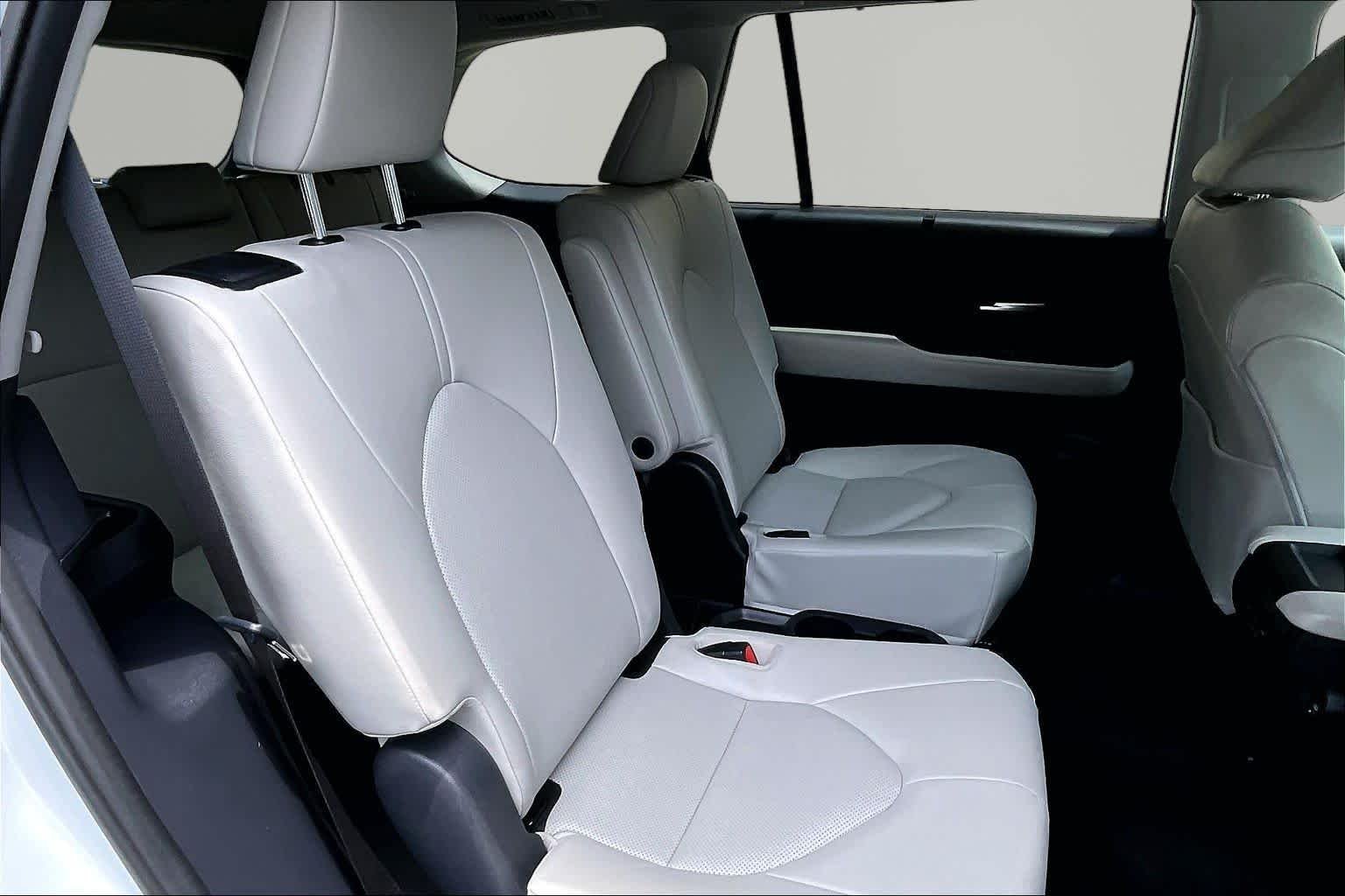 Used 2024 Wind Chill Pearl Toyota XLE image 20
