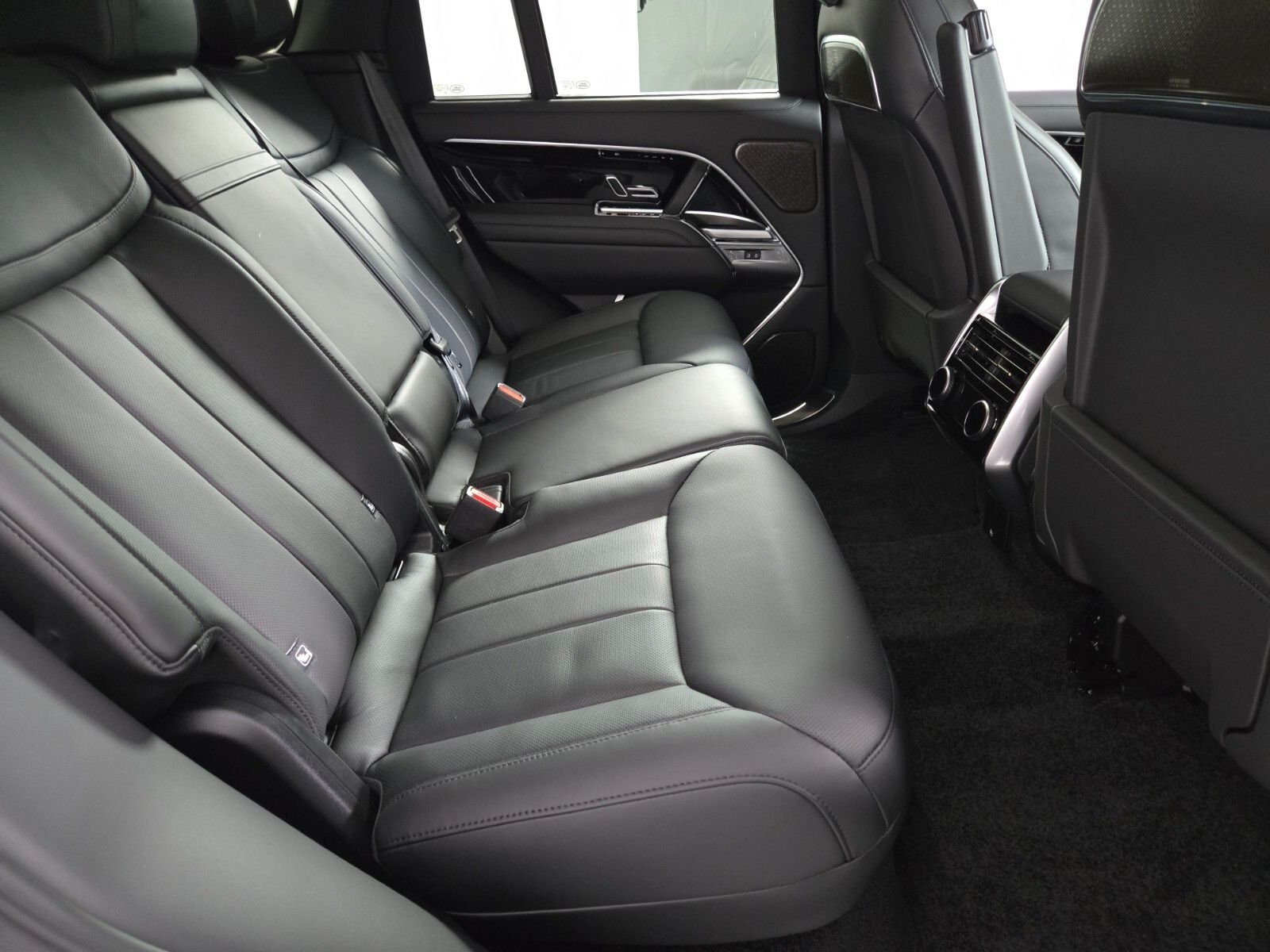 New 2026 Ostuni Pearl White Land Rover Autobiography image 18