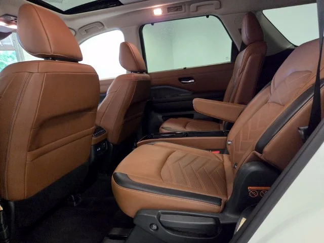 Used 2024 White Nissan Platinum image 13