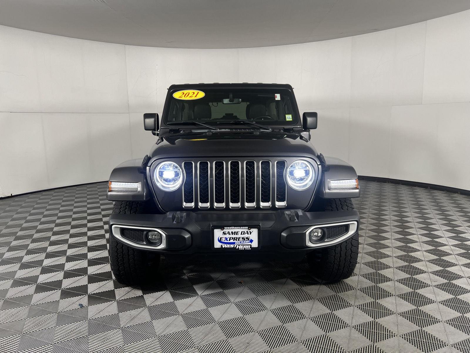 Used 2021 Granite Crystal Metallic Clearcoat Jeep Unlimited Sahara image 4