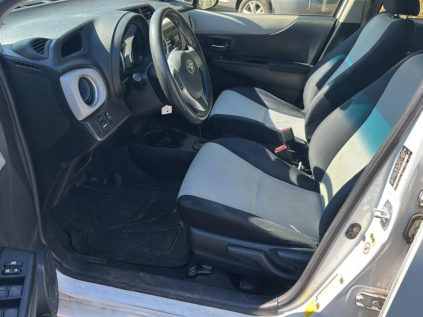 Used 2012  Toyota L image 9