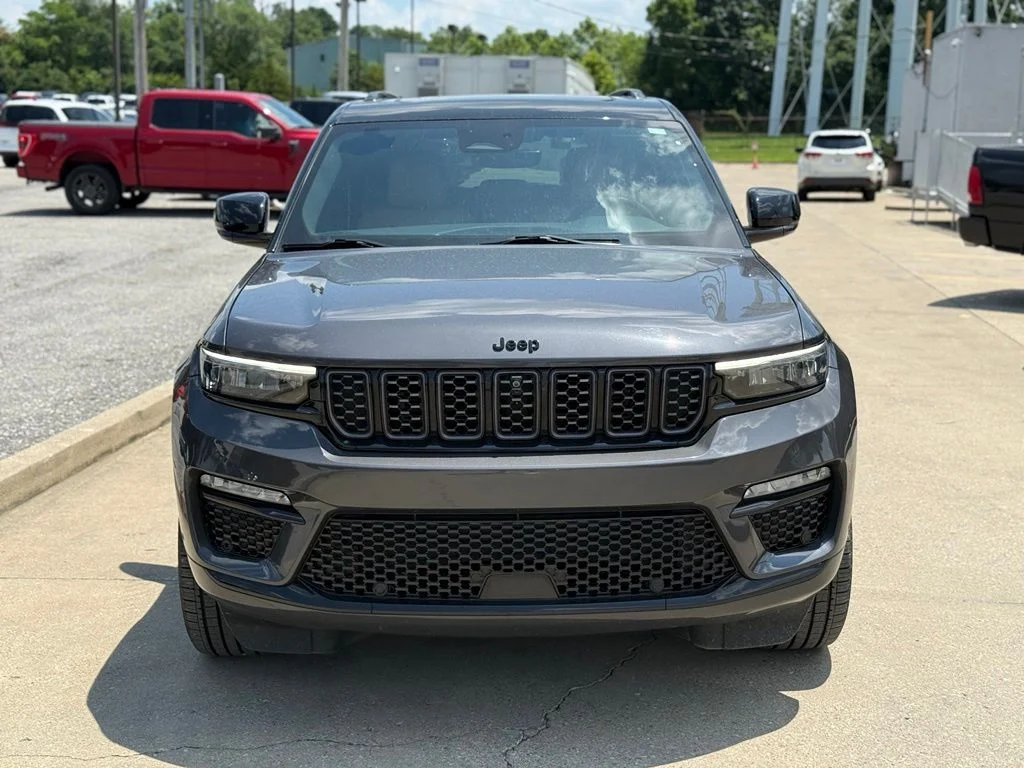 Used 2024 Gray Jeep Summit image 3
