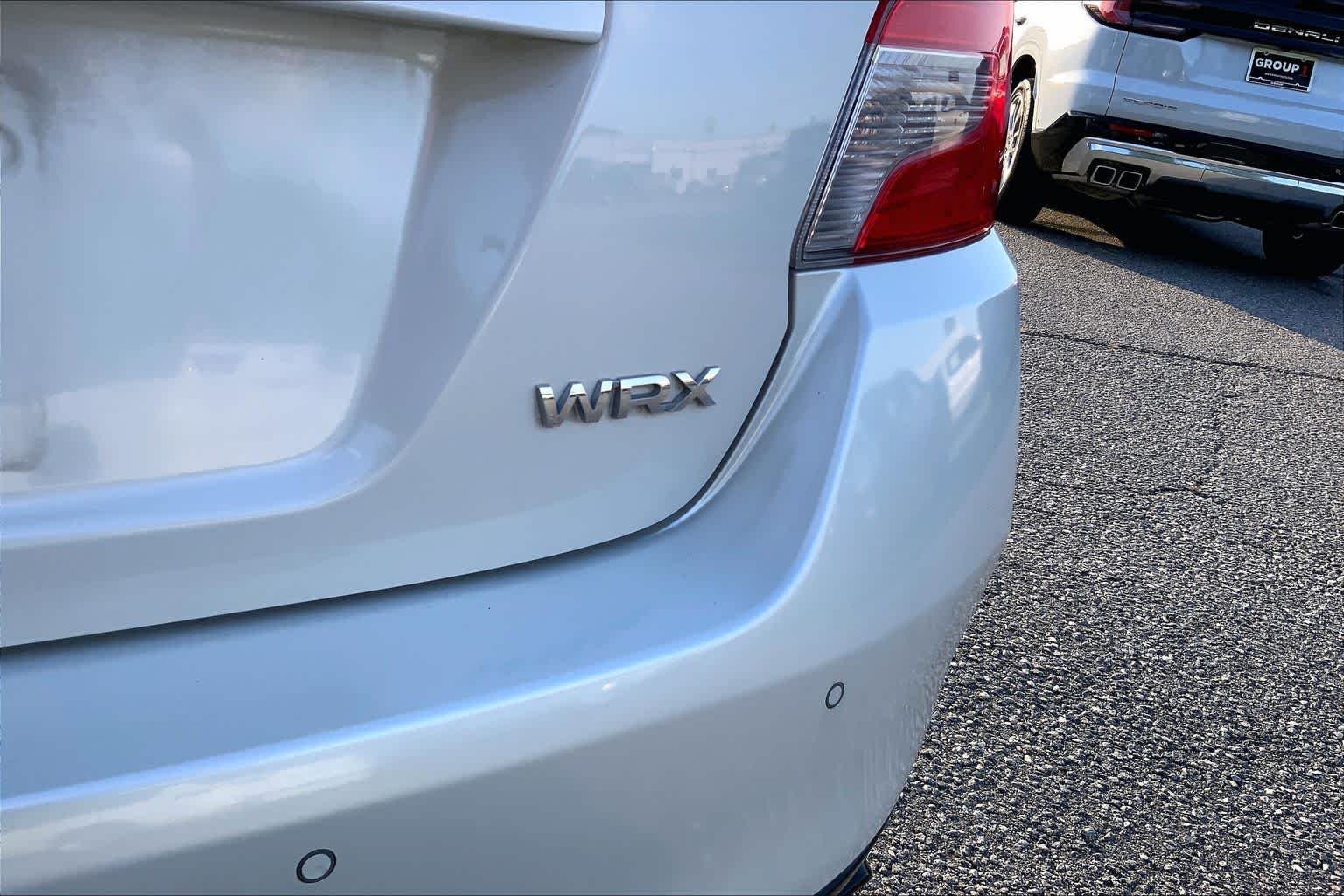 Used 2018 Crystal White Pearl Subaru Limited image 9