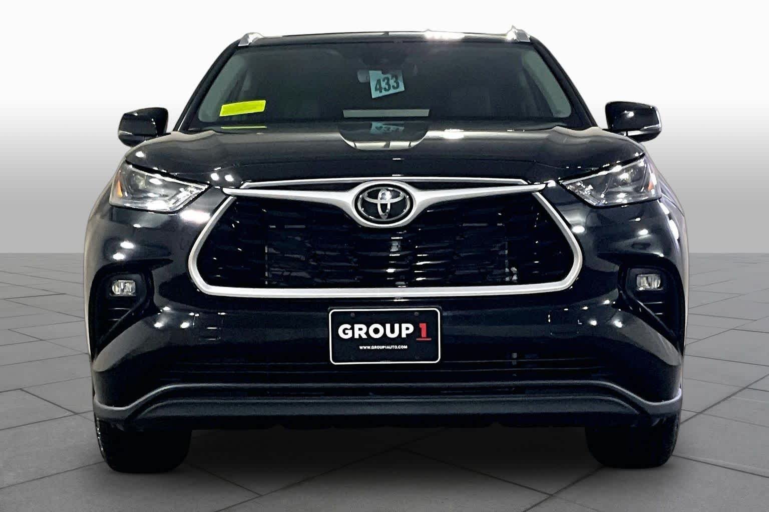 Used 2022 Midnight Black Metallic Toyota XLE image 8