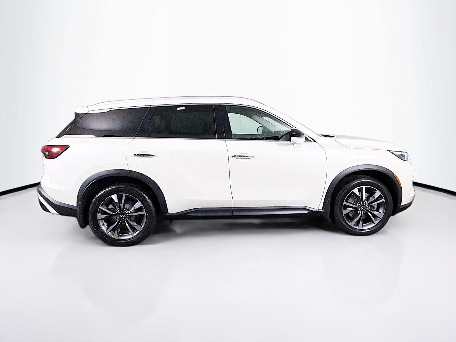 Used 2023 Majestic White INFINITI LUXE image 12