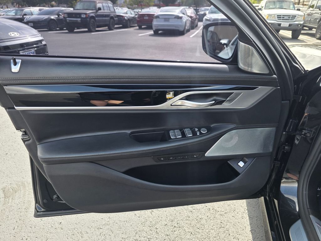 2021 BMW 7 Series M760i - Photo 23