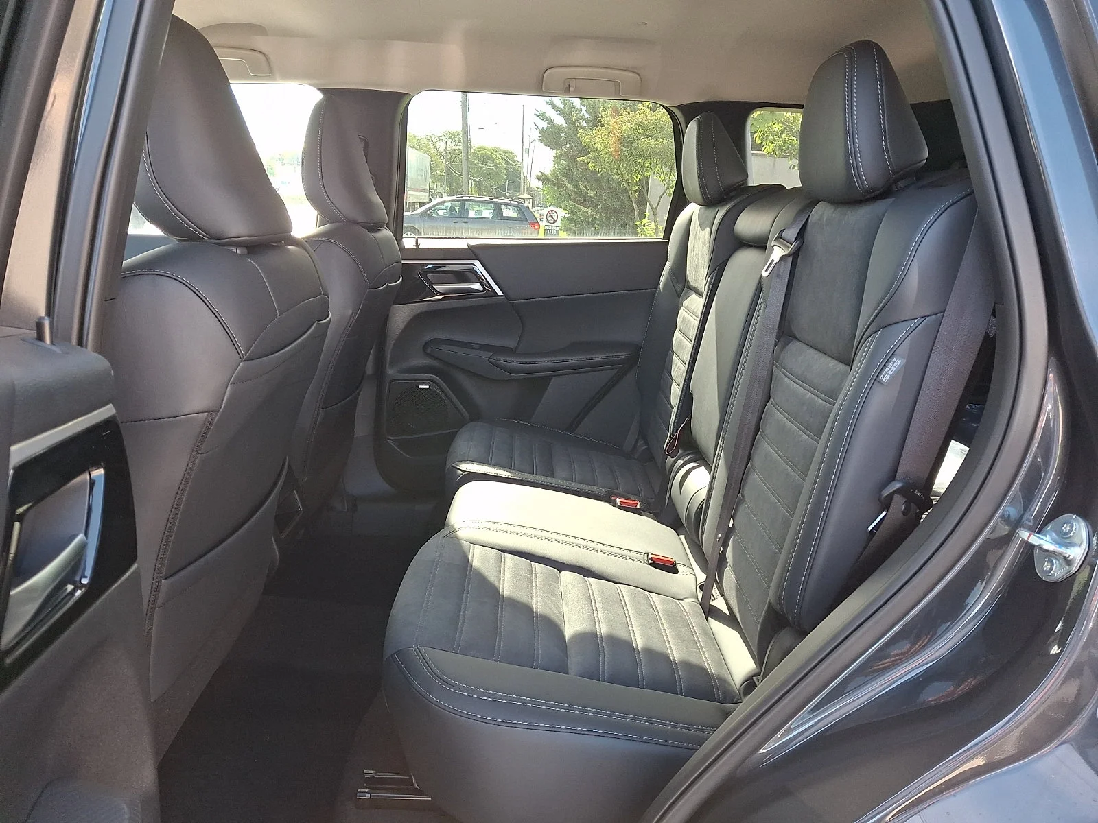 New 2026 Gray Mitsubishi SE image 9