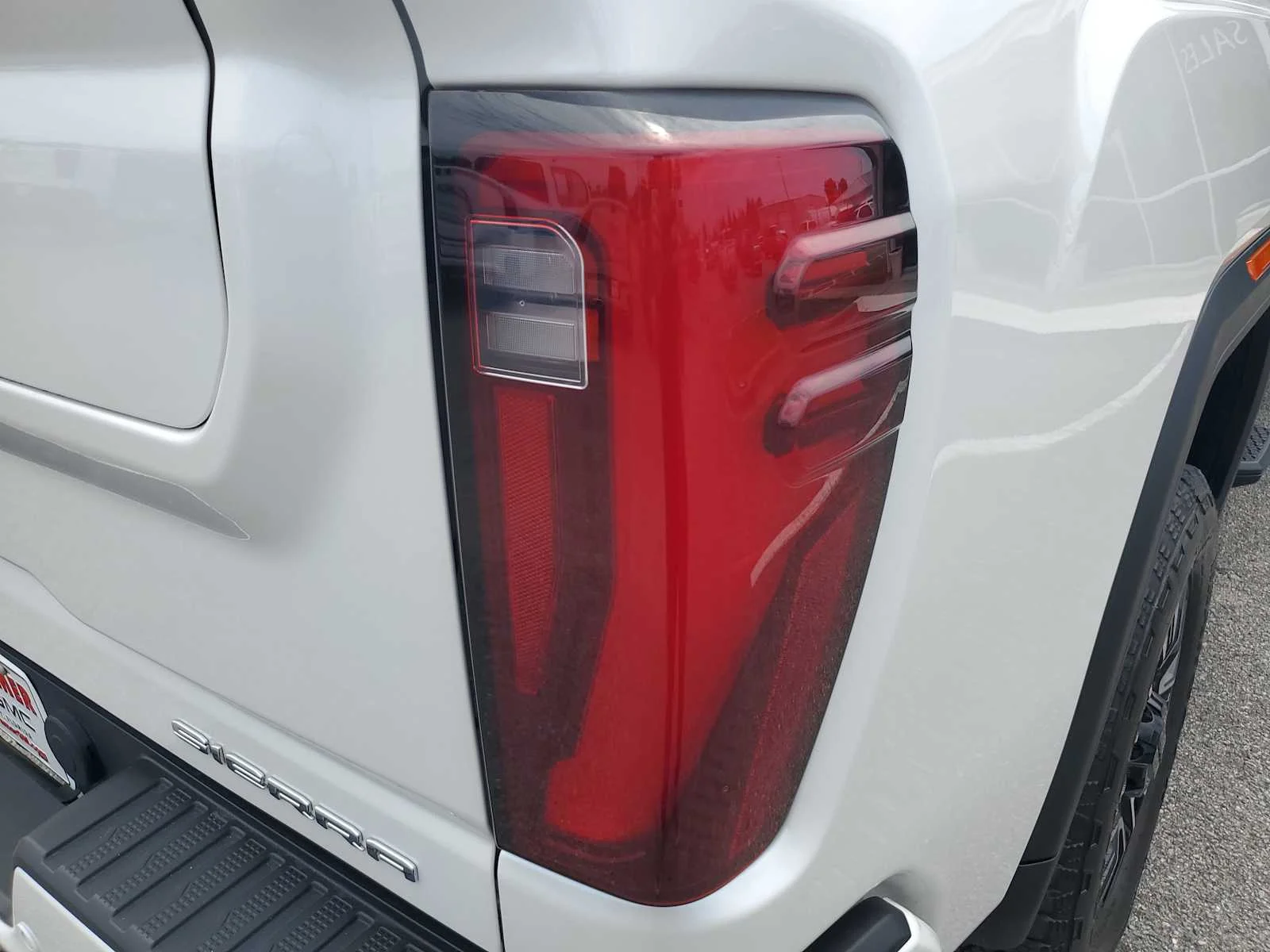 Used 2025 White Frost Tricoat GMC Denali Ultimate image 7