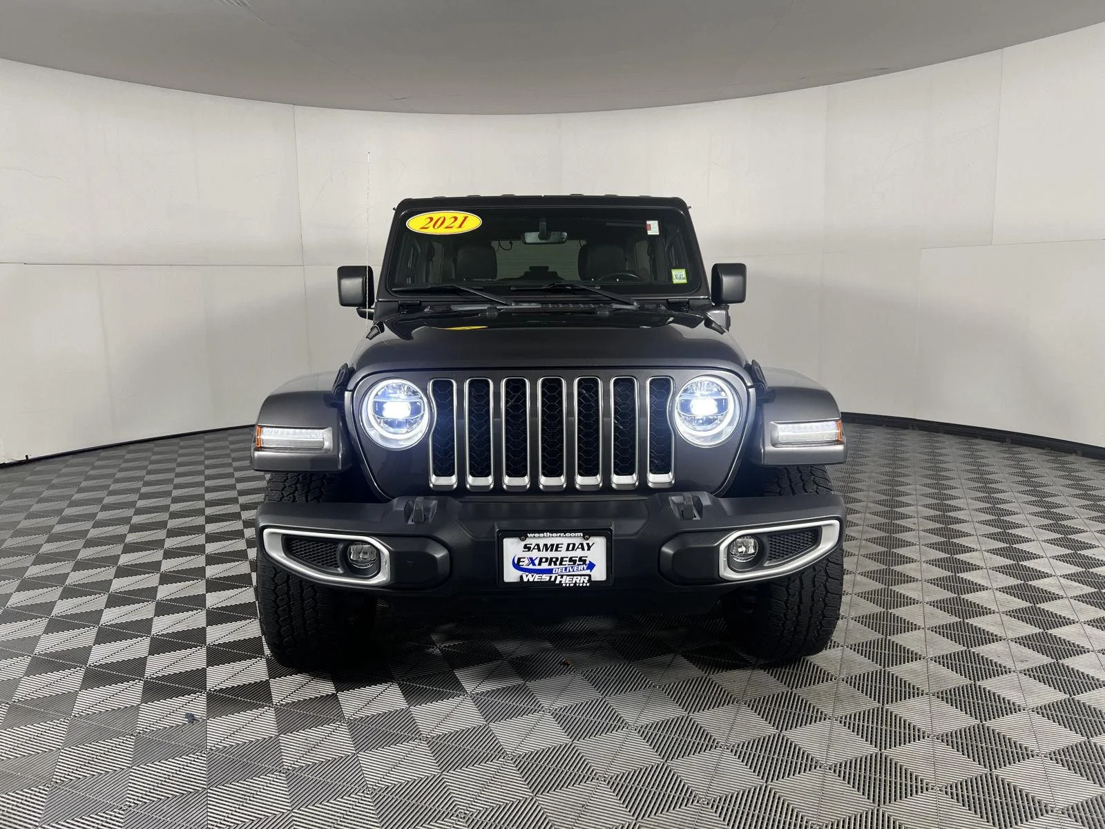 Used 2021 Granite Crystal Metallic Clearcoat Jeep Unlimited Sahara image 4