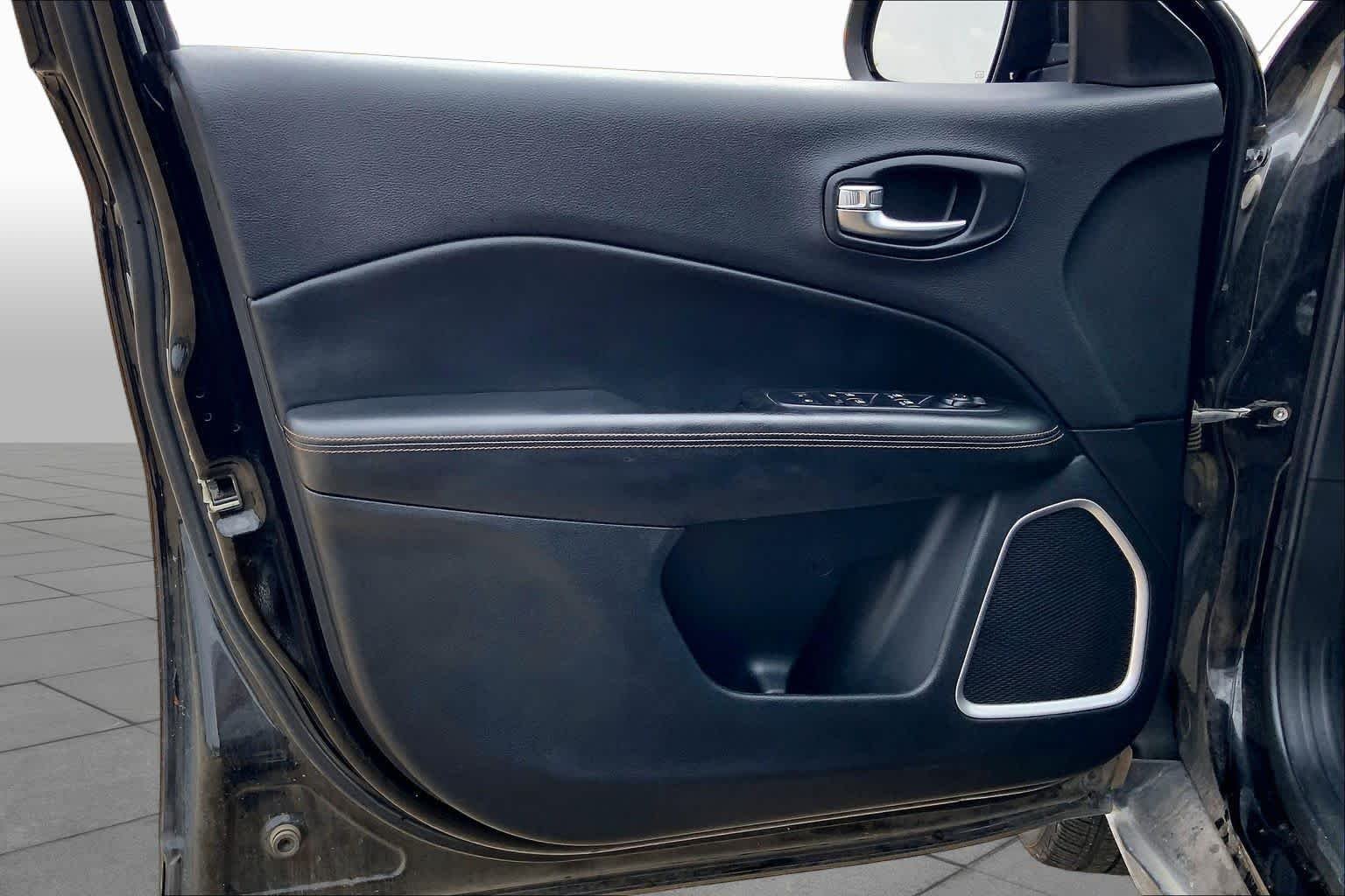 Used 2018 Diamond Black Crystal Pearlcoat Jeep Limited image 21