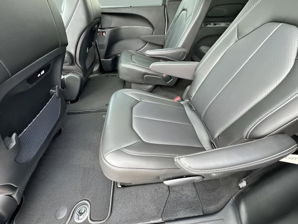 New 2024 Bright White Clear-Coat Exterior Paint Chrysler Touring L image 33