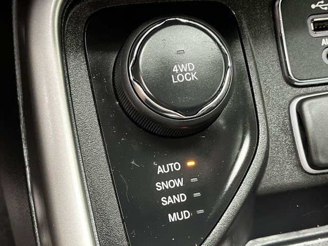 Used 2020 Billet Silver Metallic Clearcoat Jeep Latitude image 14