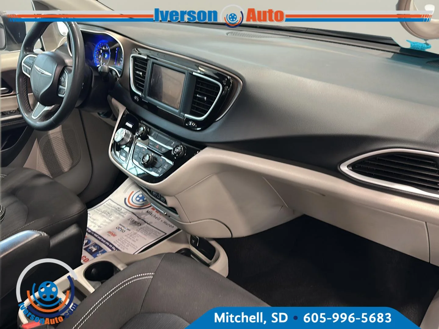 Used 2023 Silver Mist Clearcoat Chrysler LX image 32