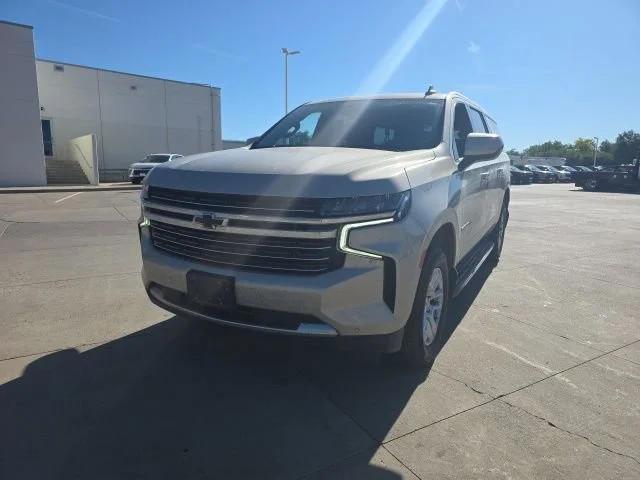 2022 Chevrolet Suburban 4WD 1500 LT's photo