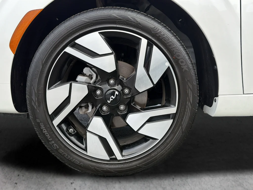 Used 2025 White Kia GT-Line image 34