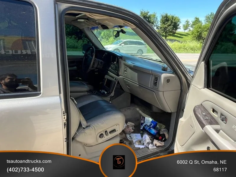 Used 2001 Silver GMC Denali Sport Utility 4D image 16