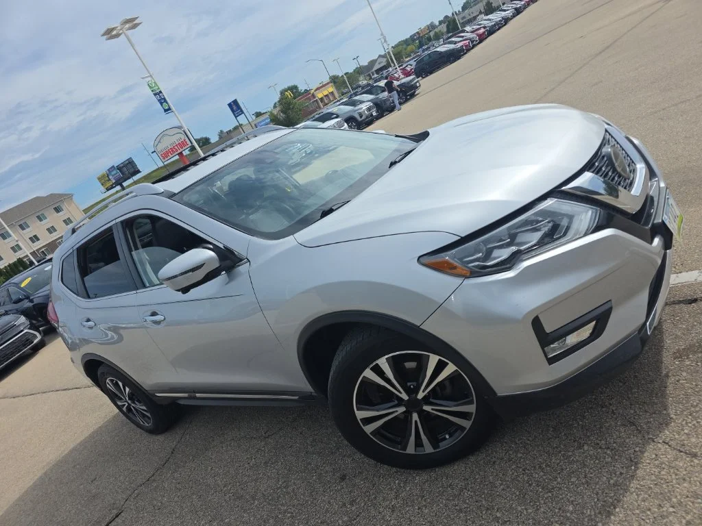 Used 2018 Silver Nissan SL image 2