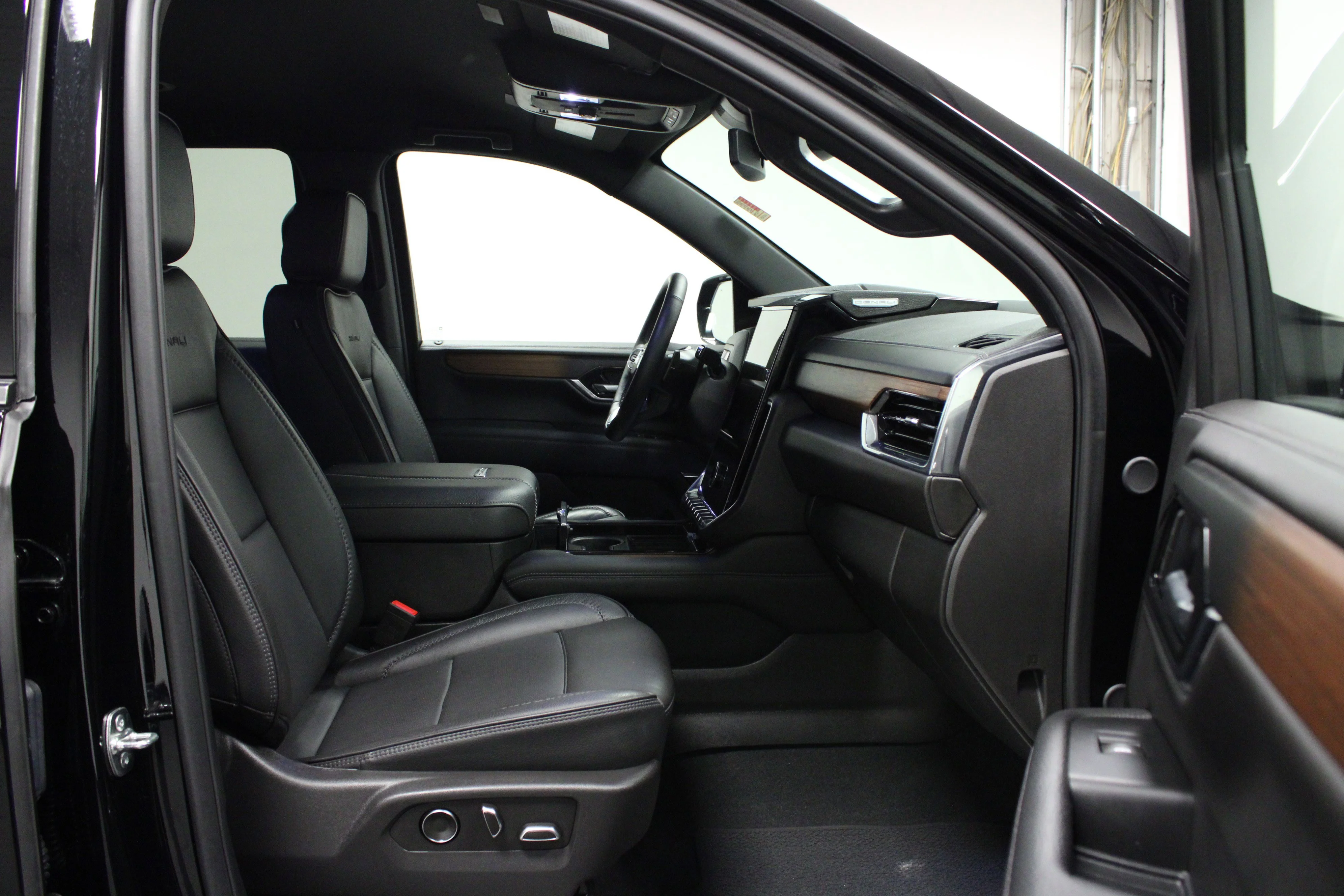 Used 2025 Onyx Black GMC Denali image 17