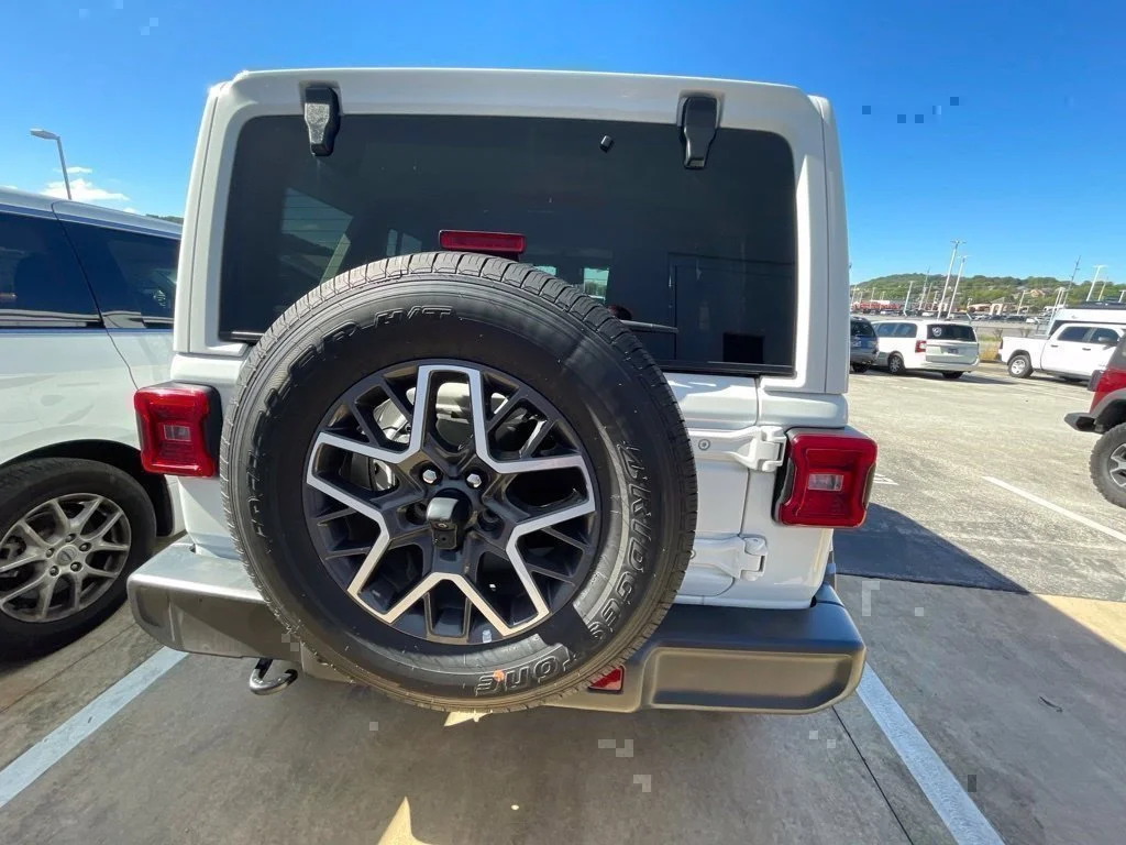 Used 2025 White Jeep Sahara image 12