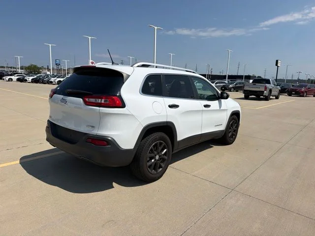 Used 2014 White Jeep Latitude image 5