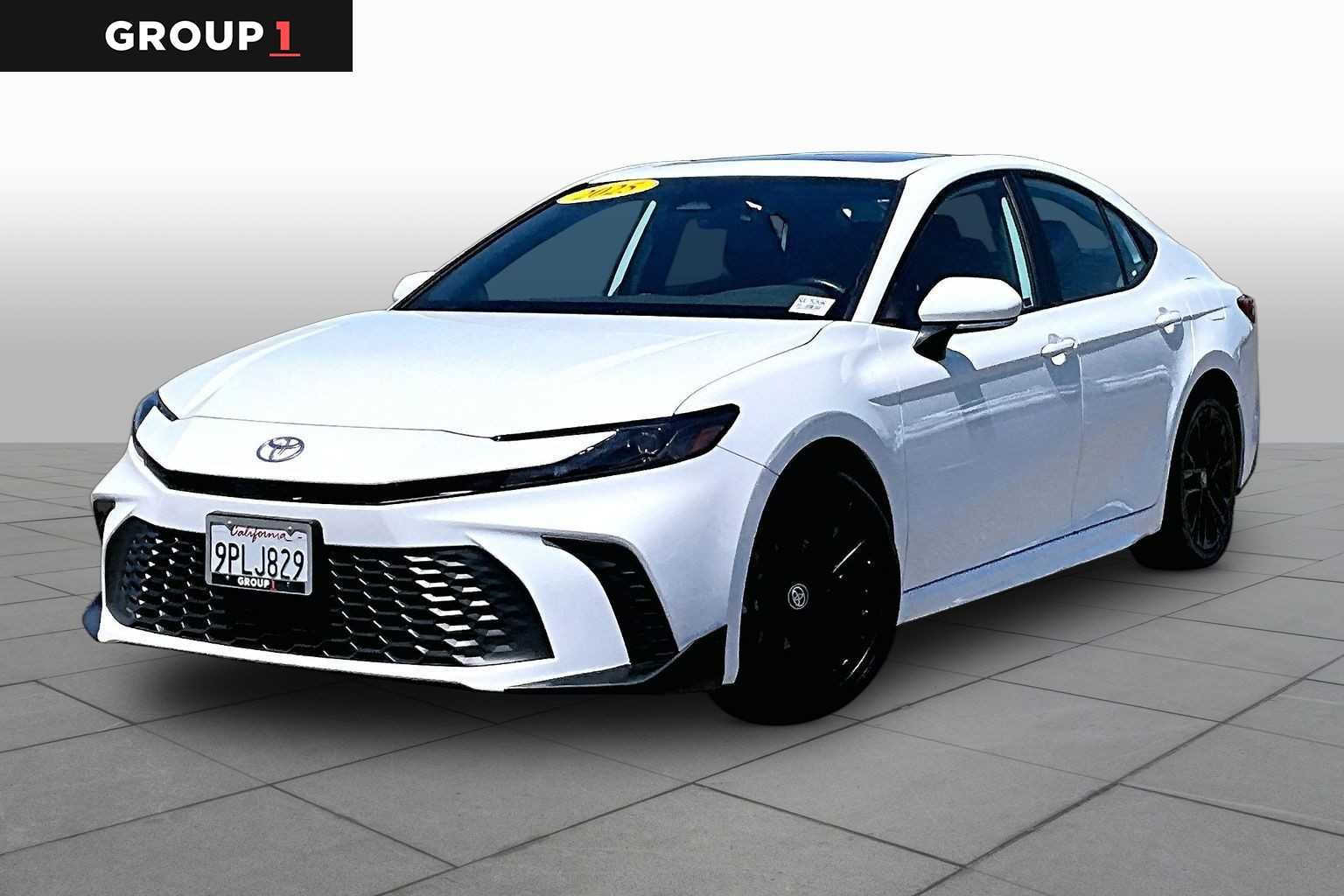 2025 Toyota Camry SE Hybrid's photo