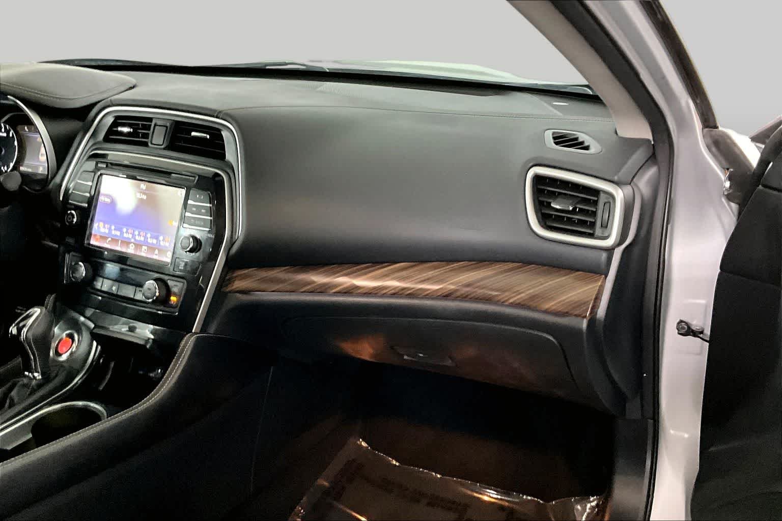Used 2018 Brilliant Silver Nissan Platinum image 19