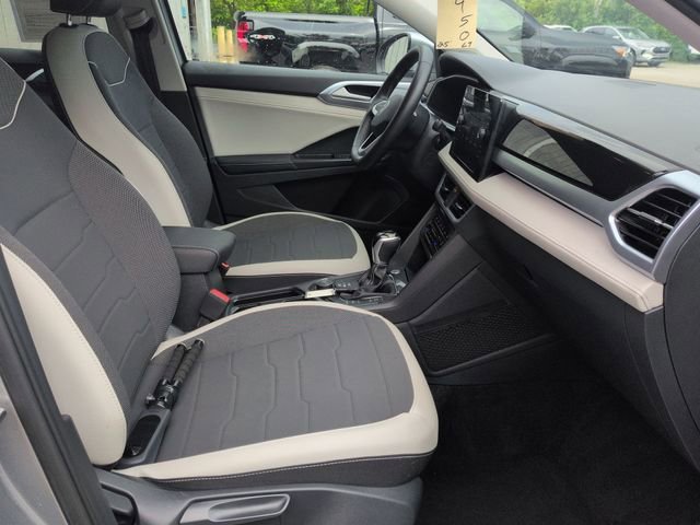 Used 2025  Volkswagen SE image 29