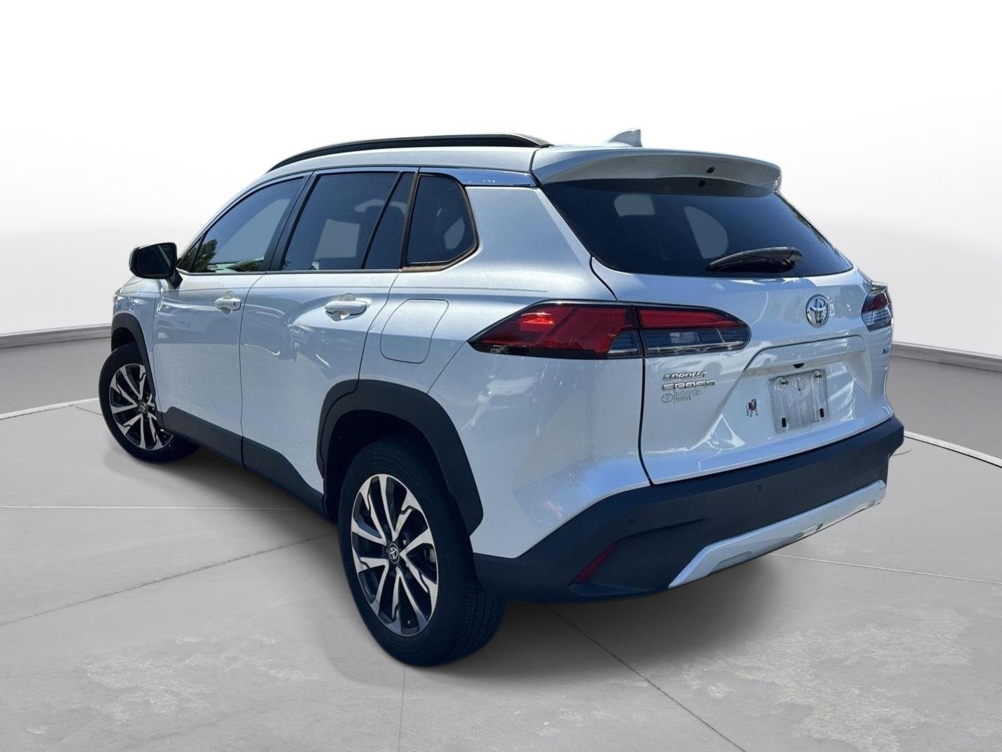 Used 2022 Wind Chill Pearl Toyota XLE image 8