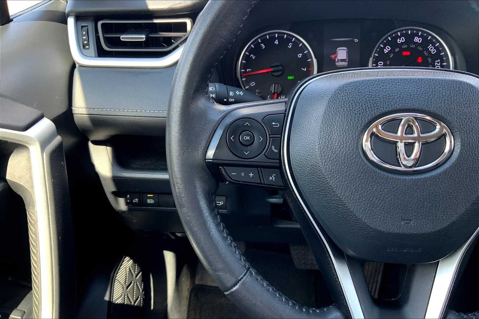 Used 2022 Silver Sky Metallic Toyota XLE Premium image 23